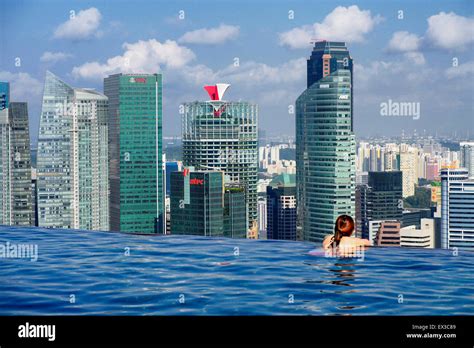 Woman at the MBS Infinity pool and enjoying the Singapore skyline Stock Photo - Alamy