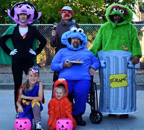 Themed family Halloween costumes - Sesame Street