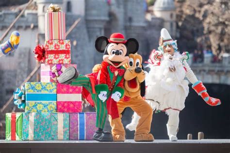 15 Beautiful Christmas Photos at Tokyo Disney