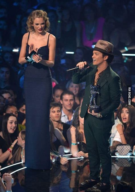 Taylor Swift (5'10) standing next to Bruno Mars (5'5) | Lol, Laugh, Tall women