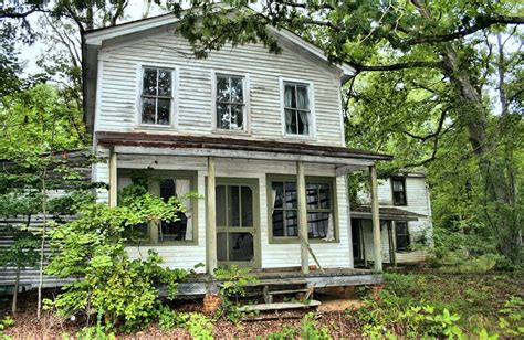 What To Do About The Abandoned House Next Door | We Buy Ugly Houses®