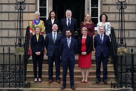 New Scottish cabinet holds first meeting - BBC News