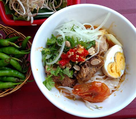 Mì Quảng served from a street vendor in Da Nang, Vietnam [OC] [3137x2750] : FoodPorn