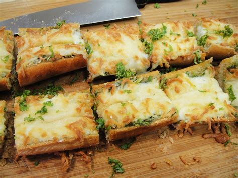 Maryam's Culinary Wonders: 1005. Cheesy Garlic Baguette