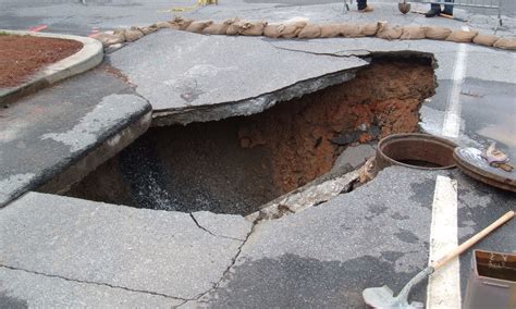 File:Sinkhole.jpg - Wikipedia