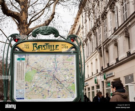 paris metro in bastille Stock Photo - Alamy