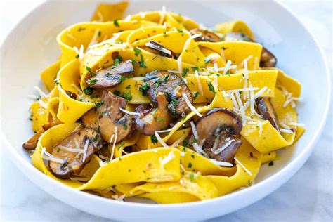 Mushrooms And Pasta Recipes Creamy, Cheesy Mushroom Spinach Pasta - Rewitzone