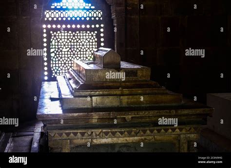 Tomb of Mughal king in India Stock Photo - Alamy