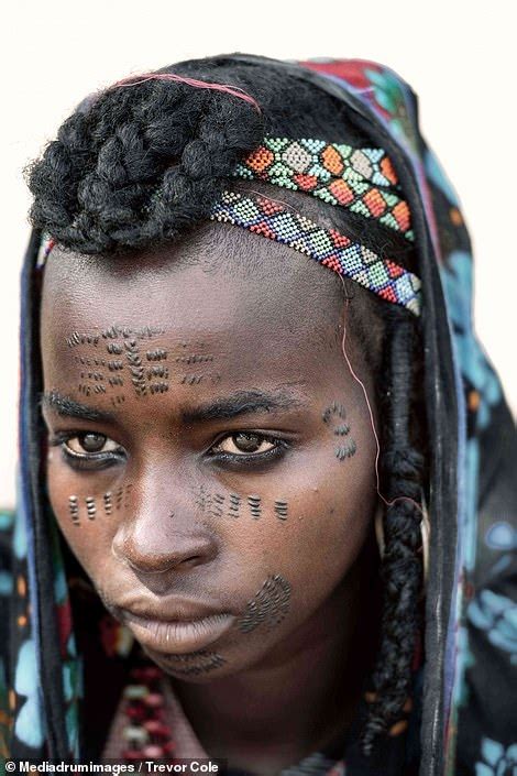 Wodaabe tribe where MEN spend hours doing their hair and makeup - Fashion Model Secret