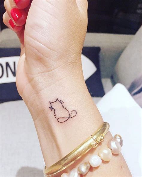 tatuaggi-piccoli-grazioso-gattino-polso | Tattoos for women, Trendy ...