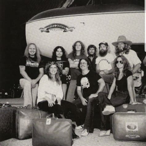 Lynyrd Skynyrd boarding their plane the night of the crash, October 20 1977. : r/OldSchoolCool