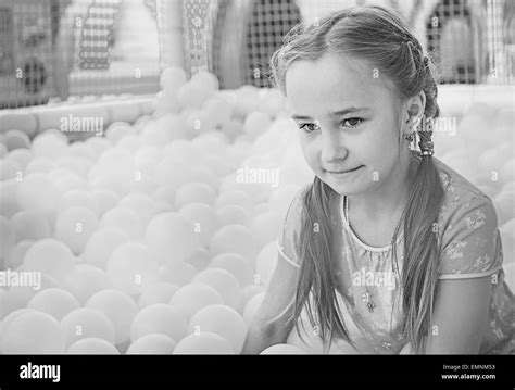 Chicas en la naturaleza Imágenes de stock en blanco y negro - Página 2 ...