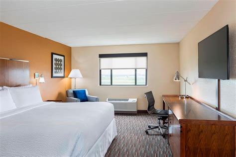 Milwaukee, WI Hotel with Pool | Four Points by Sheraton Milwaukee Airport