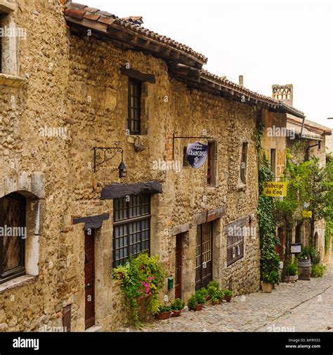 L'architecture Médiévale de Pérouges, France, une ville fortifiée, une ...