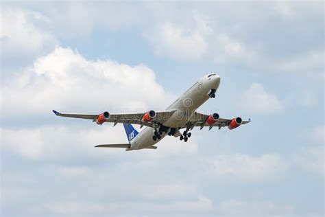 Airbus A340-300 takeoff editorial stock photo. Image of leave - 113560903