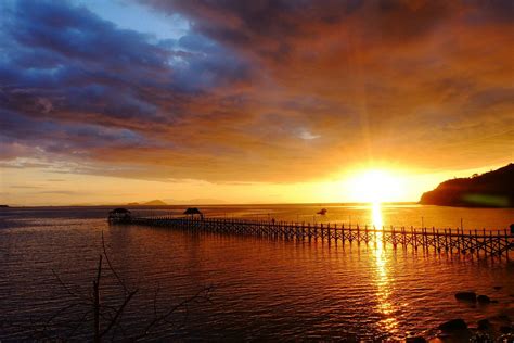 Sunset at the jetty, Labuan Bajo, Flores, Indonesia (Dengan gambar)