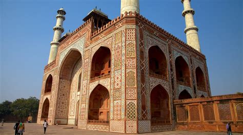 Tomb of Akbar the Great in Sikandra | Expedia.co.uk