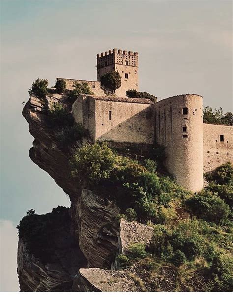 Castello di Roccascalegna, Abruzzo, Itália | Castle, European castles ...