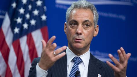 Chicago Mayor Rahm Emanuel gets his groove on