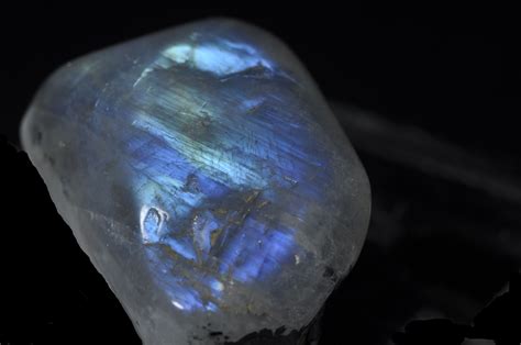 Moonstone Value, Price, and Jewelry Information - Gem Society | Stones and crystals, Gem hunt ...