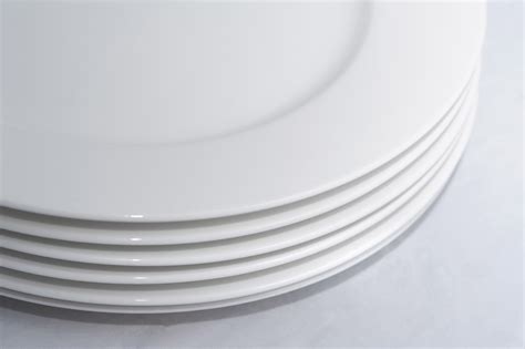 Stack of clean generic white ceramic plates - Free Stock Image