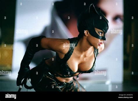 HALLE BERRY, CATWOMAN, 2004 Stock Photo - Alamy