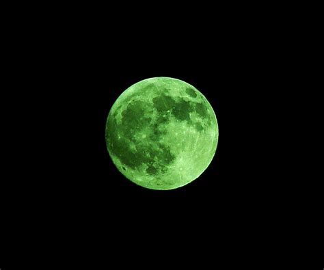 Internet hoax dupes credulous into believing the moon will turn green | IBTimes UK