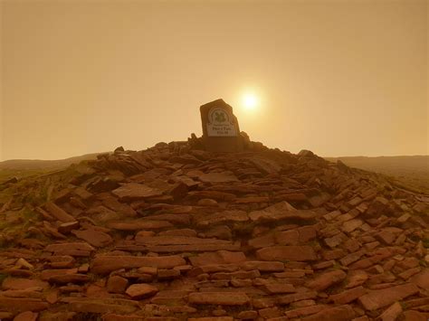 Pen y fan sunrise yesterday...35mph gusts at the top : r/mountains