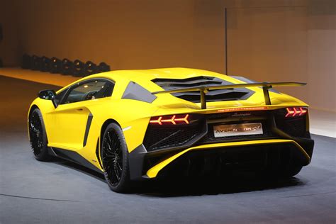 Lamborghini Aventador LP750-4 SV Debuts with 740 HP