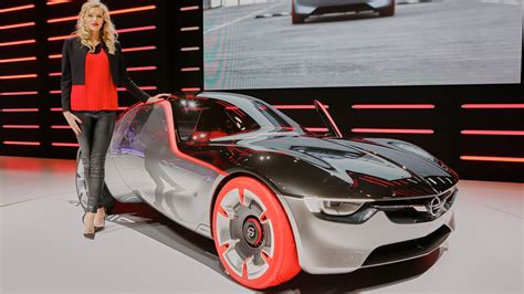 Rear-wheel-drive Opel GT concept debuts in Geneva