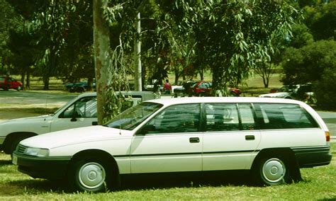 File:Holden Commodore Wagon VN SA 1990.jpg - Wikipedia, the free ...