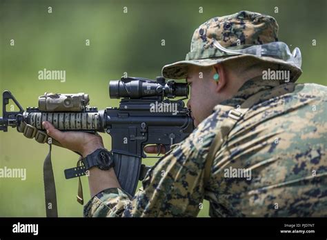 Marines from Company E, 4th Reconnaissance Battalion, 4th Marine Division conduct annual rifle ...