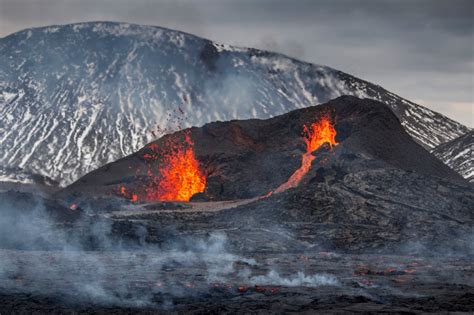 Hikers scramble as new fissure opens up at Icelandic volcano, prompting ...