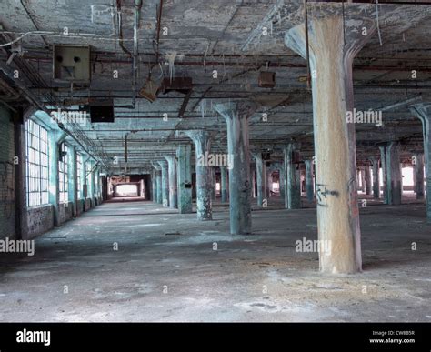 Inside abandoned body plant detroit hi-res stock photography and images ...