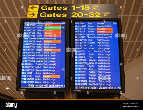 Airport departure board cancelled hi-res stock photography and images ...