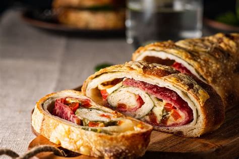 Stromboli Vs Calzone: What's the Difference? - Northern Nester