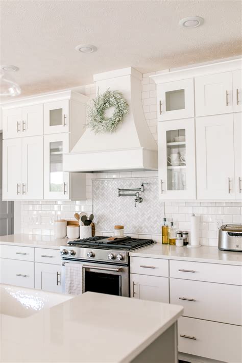 10+ Farmhouse Kitchens White Cabinets