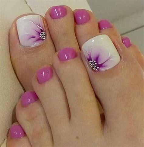 Summer is about to over so we wanted to gather the best toe nail art ideas that can inspire you ...