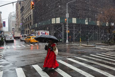 Snow and Rain Create Sloppy Rush Hour - The New York Times