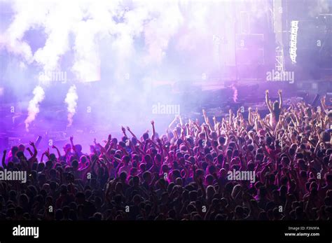 Cheering crowd at a concert Stock Photo - Alamy