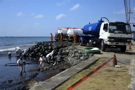 Massive oil spill from mystery shipwreck causes 'national emergency' in Trinidad and Tobago ...