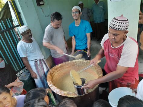 Berburu Bubur Muhdor, Makanan Khas Bulan Ramadhan Di Kampung Arab Tuban ...