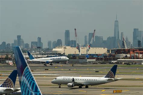 United Airlines details temporary Newark, New Jersey airport flight cuts | Reuters