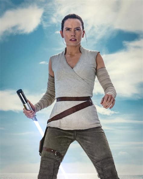 Rey Appears Ready to Fight in new Star Wars: The Rise of Skywalker ...