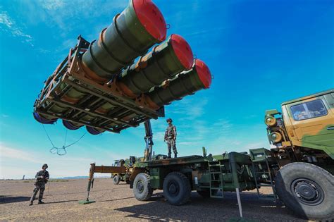 Soldiers load HQ-16 anti-aircraft missiles - Global Times