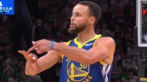 Steph Curry goes viral for ring celebration during third quarter