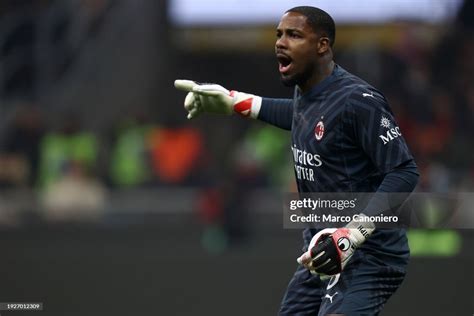 Mike Maignan of Ac Milan gestures during the Serie A football match... News Photo - Getty Images