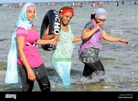 Islamic girls beach mombasa kenya hi-res stock photography and images ...