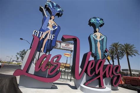 Driver destroys the "Welcome to Fabulous Downtown Las Vegas" sign ...