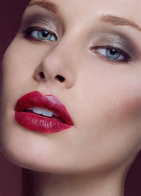 Red lips - Make-up - Smoky eye | Maquillage glamour, Idée maquillage ...
